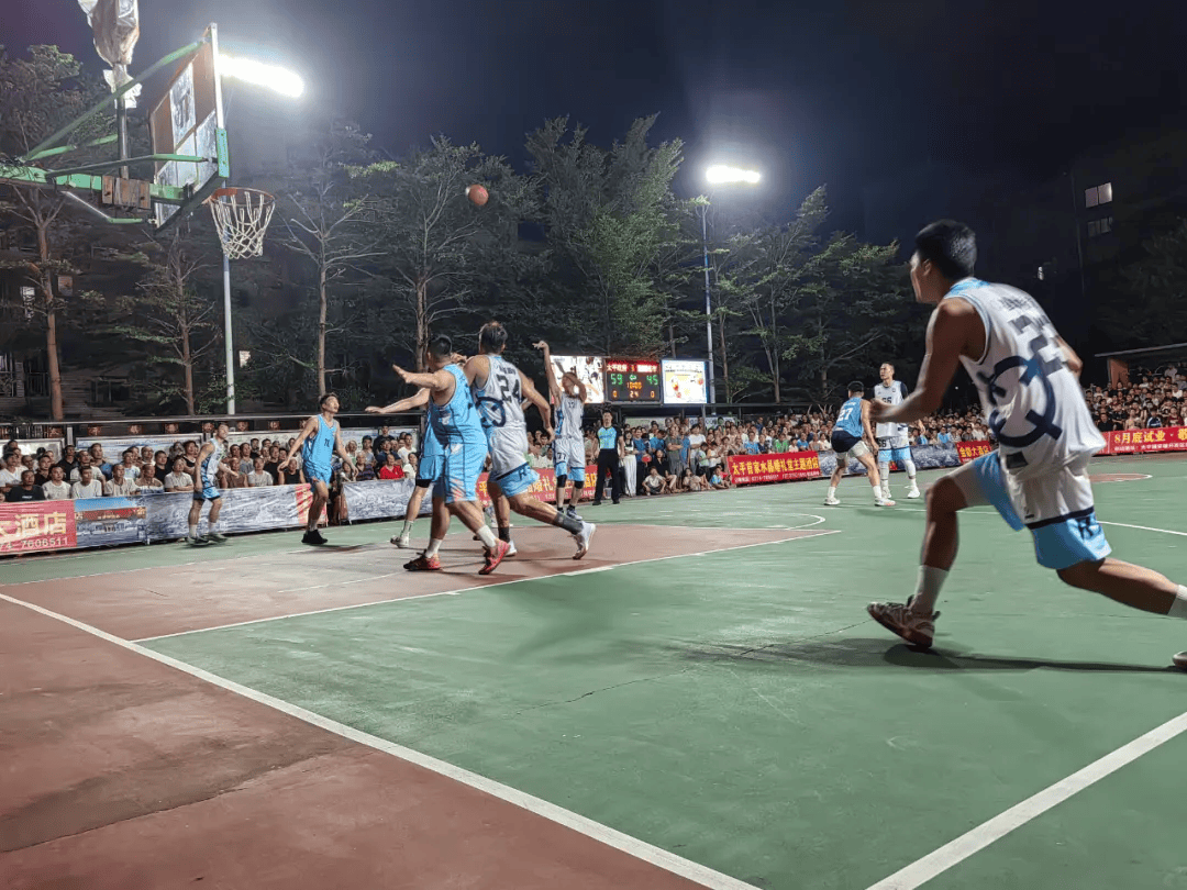 篮球赛场上掀起高潮,球迷热情高涨 篮球赛场上掀起高潮,球迷热情高涨