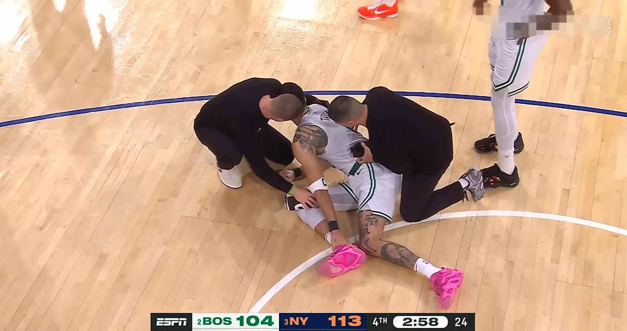 雷火电竞-湖人队核心球员受伤在场外观战！的简单介绍