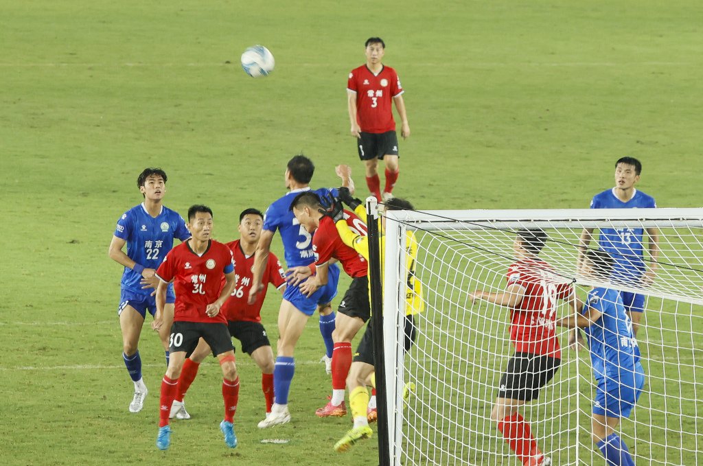 雷火电竞-国内足球联赛中球员们奋力拼搏