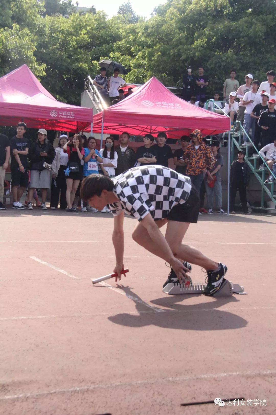 包含勃鸿队奋力拼搏，艰难求胜追回失地的词条