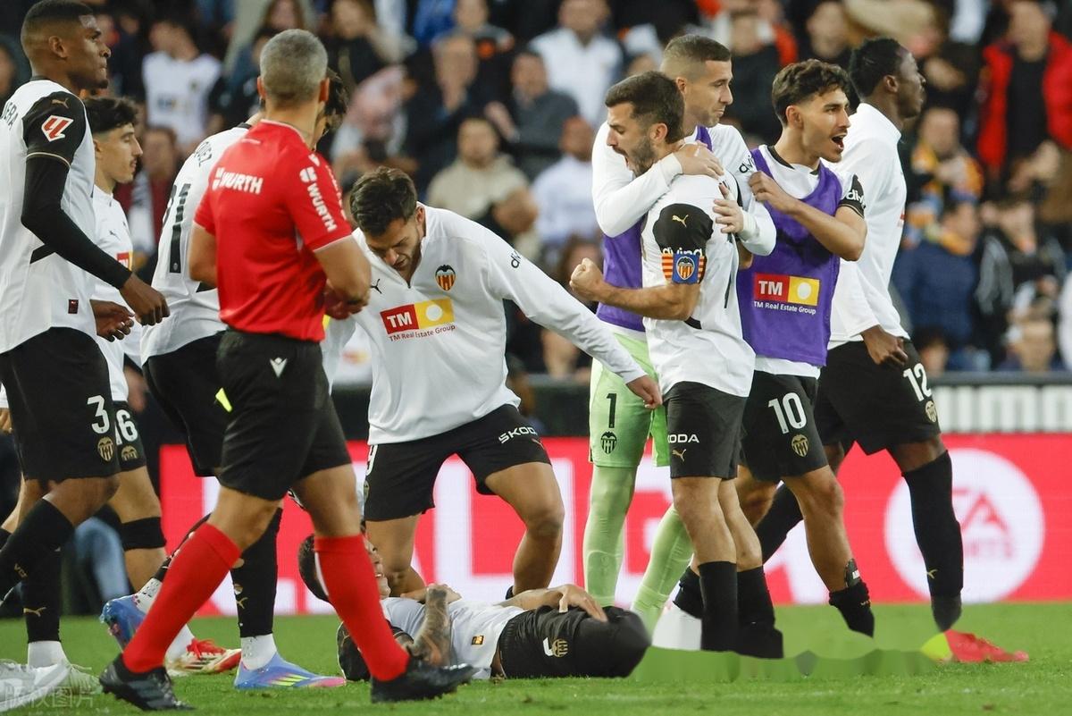 雷火电竞网站-关于皇马失分，巴萨防线岌岌可危的信息