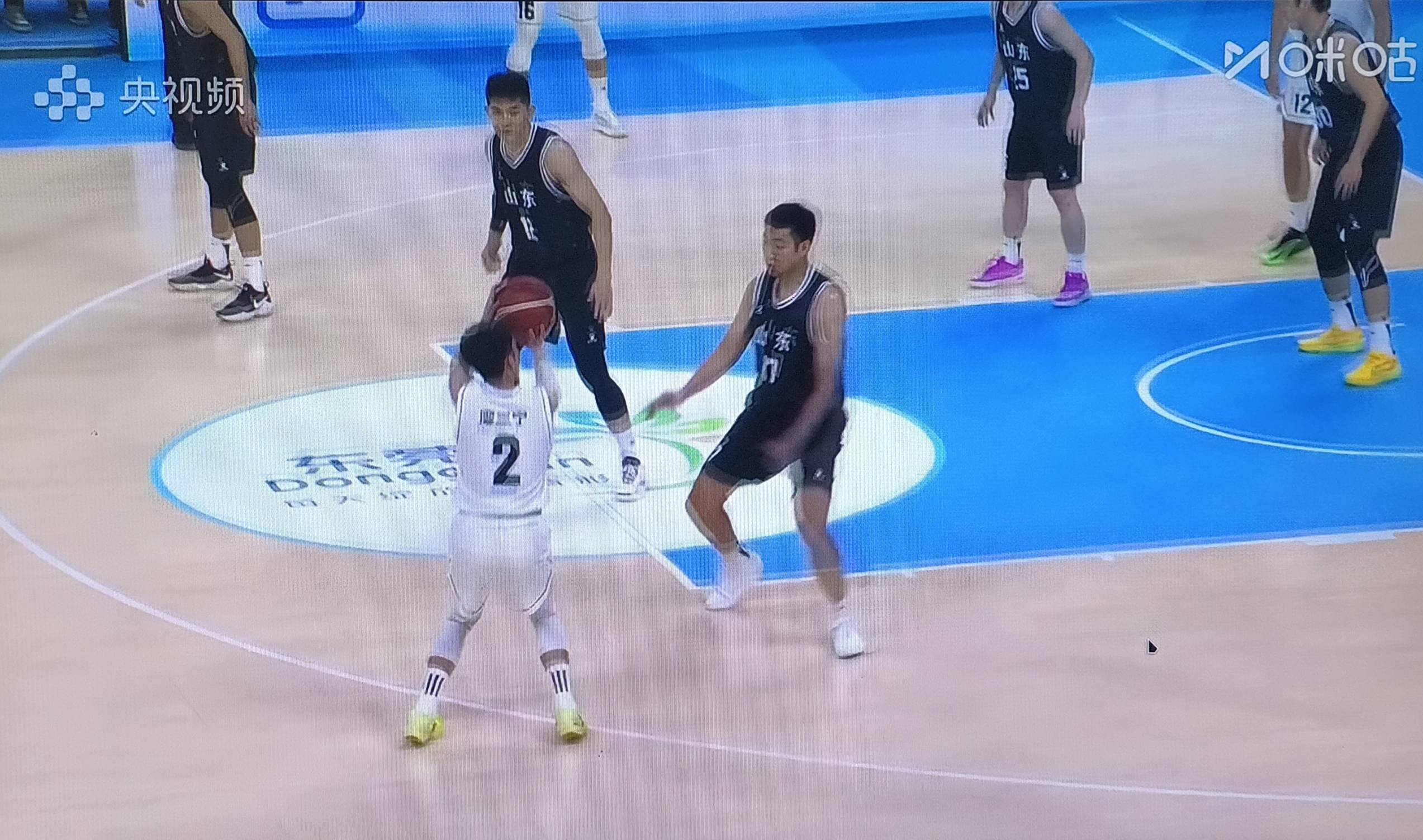 雷火电竞网站-76人完胜广州队，陶汉林关键制胜